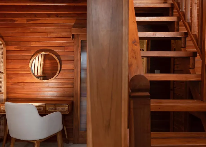Villa Luh Adi 1, Modern Balinese Wooden House Close To And Some Beaches Uluwatu (Bali)